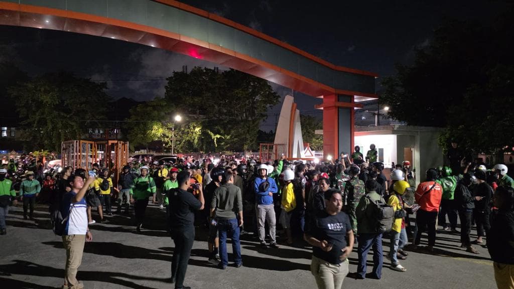 Dari Aksi Damai ke Ricuh Massal: Kisah Pilu di Depan Kampus UNM yang Berakhir dengan Batu dan Kerusakan