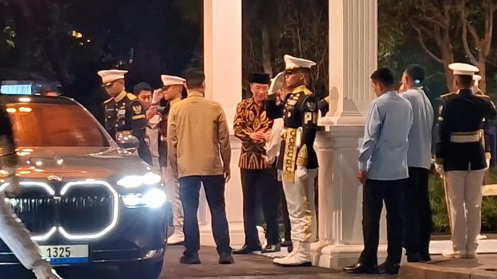 Setelah 3,5 Jam Berdiskusi di Istana, Ini Momen Keluarga yang Ditangkap Kamera Saat Jokowi dan Gibran Pulang Bersama