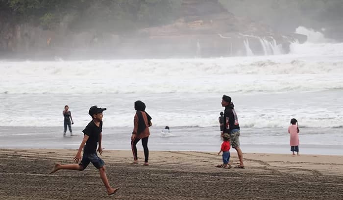 Ketika Laut Berbicara: Mengapa Kita Harus Lebih Peka Terhadap Isyarat Alam di Pesisir
