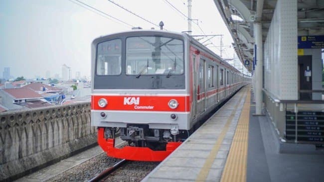 Ketika Hujan Menguji Kesiapan Transportasi Ibukota: Kisah Terganggunya KRL di Jalur Utara Jakarta