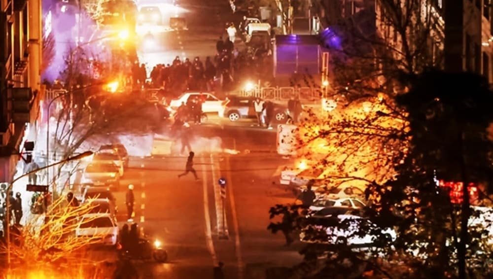 Wajah Baru Perlawanan: Kisah Para Perempuan Iran yang Menulis Ulang Sejarah di Jalanan