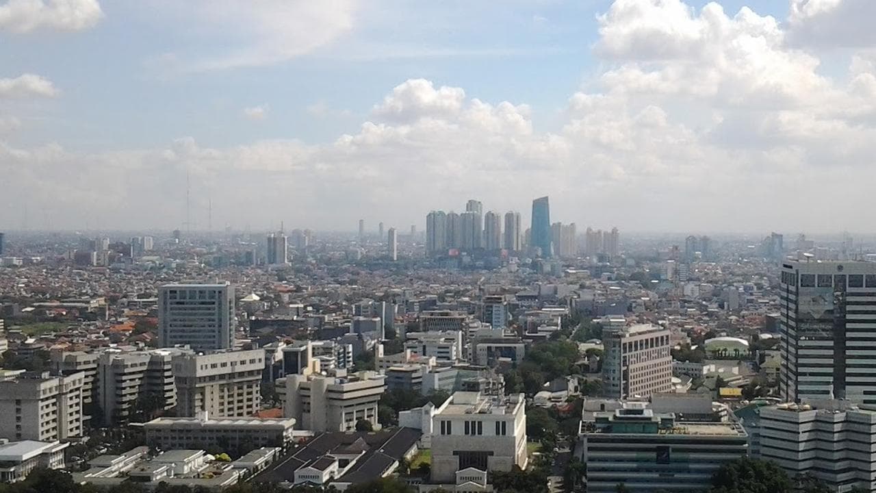 Jabodetabek Diselimuti Awan: Ini Rincian Prakiraan Cuaca Jumat dan Tips Menghadapinya