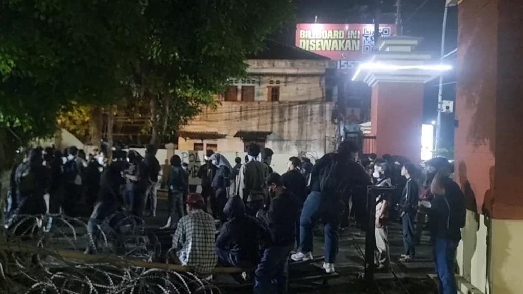 Ketika Warga Sendiri yang Menjadi Penenang: Kisah Malam di Depan Mapolda DIY yang Berakhir Tanpa Bentrok