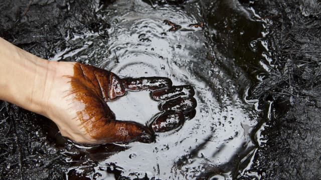 Ketika Harga Minyak Melonjak: Cerita di Balik Angka yang Mengguncang Pasar Global