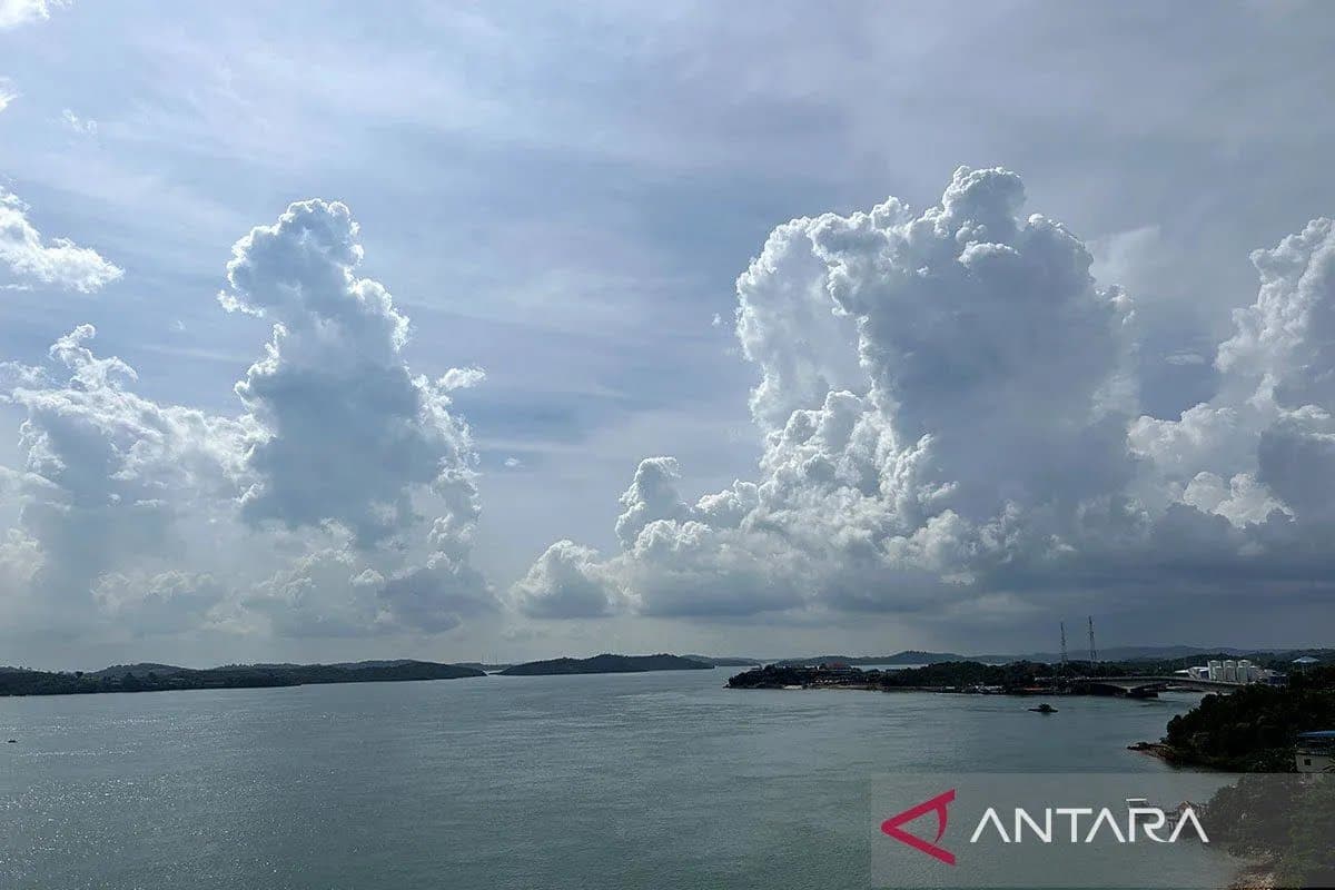 Menyelami Dinamika Langit Kepri: Dari Cerah Berawan hingga Siaga Hujan Lokal