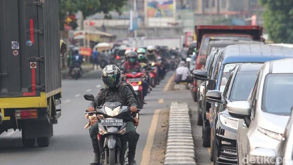 Ketika Nyawa Dijadikan Taruhan: Kisah Viral Pengendara Motor yang Menantang Maut di Jalan Tol