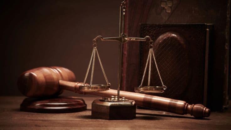 Ketika Hukum Berjalan di Atas Kawat Tipis: Kisah Penegakan Keadilan di Dunia yang Berubah Cepat