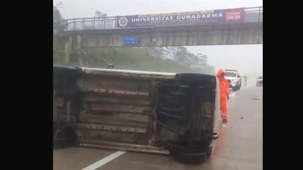 Hujan Deras, Mobil Terjungkal di Tol Bocimi: Kisah Selamat yang Mengingatkan Kita Semua