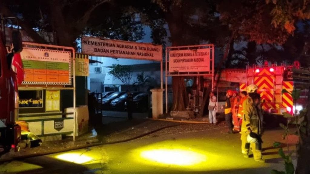 Kisah di Balik Asap: Respons Cepat Damkar Jaksel Selamatkan Rumah di Tendean dari Bencana Besar