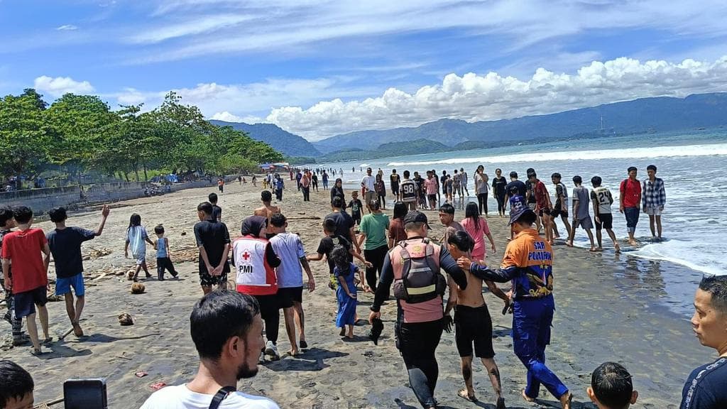 Hampir Tenggelam di Pantai Istiqomah: Kisah Nyata 3 Remaja yang Diselamatkan dari Cengkeraman Arus